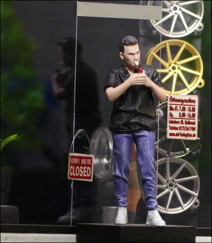 1:18 MAD Figure